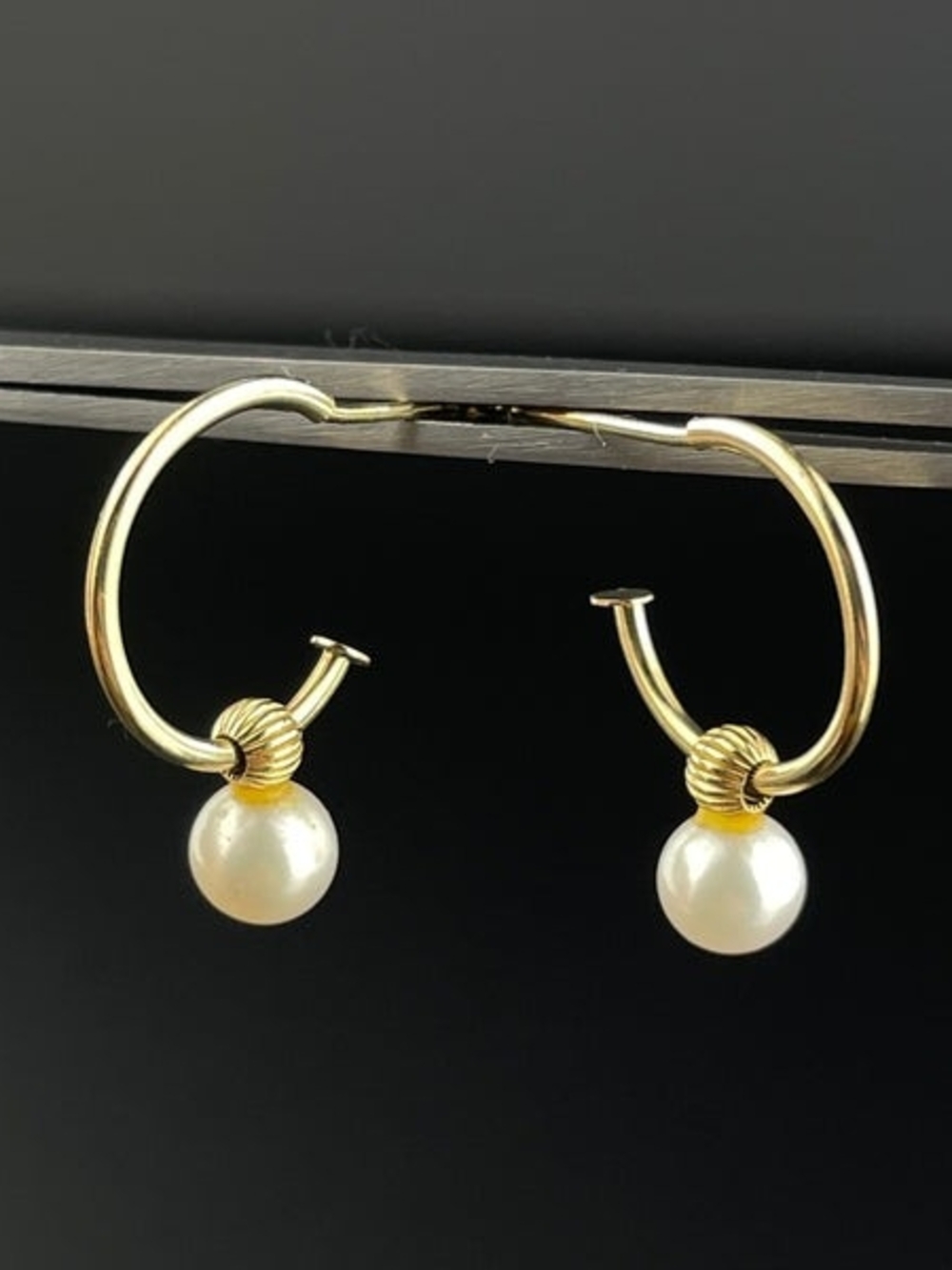 Minimalist 14K Yellow Gold Cultured Pearl Open Hoop Earrings

Real Gold